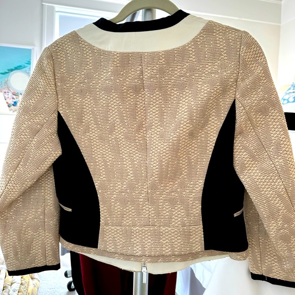 Fabulous jacket from work to cocktail. Double zip gives beautiful shape - Picture 3 of 6